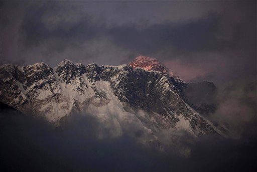 3 Everest Climbers Die, 2 Missing