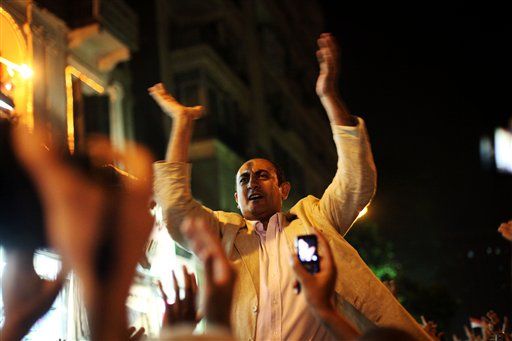 Crowd Attacks HQ of Egyptian Presidential Candidate