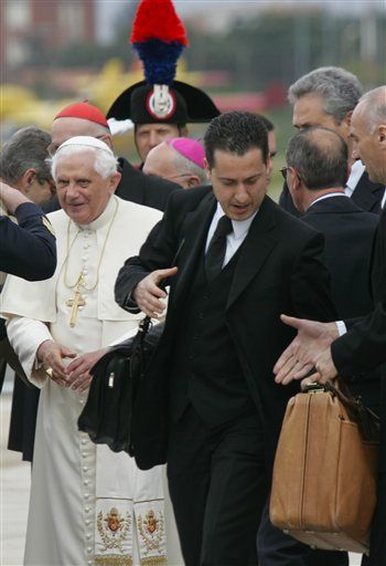 Pope's Butler to Cooperate in 'Vatileaks' Probe