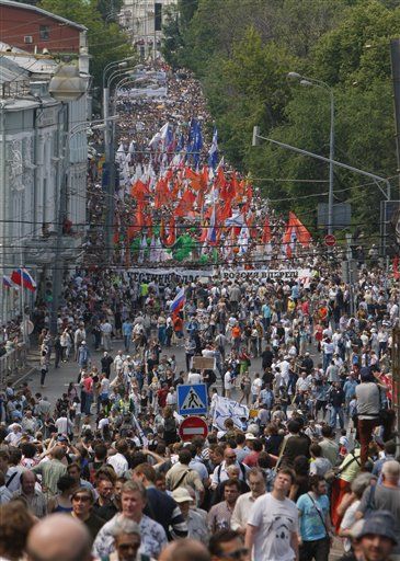 Tens of Thousands Clog Moscow to Protest Putin