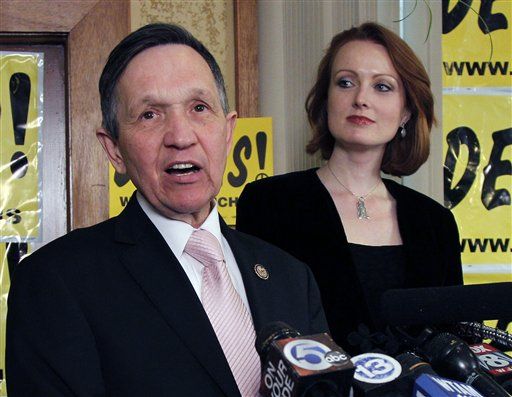 Kucinich Wants Warning Labels on Cell Phones