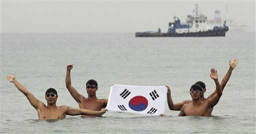 S. Koreans Claim Islands— by Swimming to Them