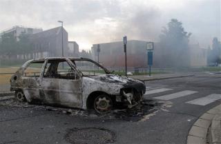 French Youths Riot, Drag Drivers From Cars