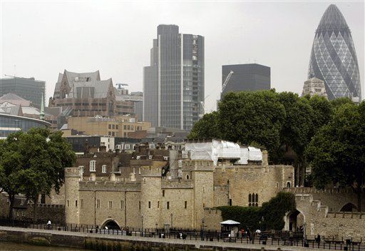 Tower of London Guards Spot Thief, Watch Helplessly