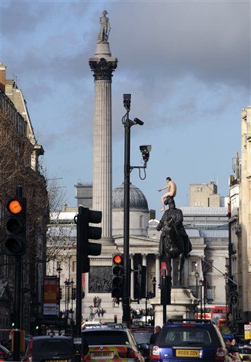 Naked Man Stands on a Statue for 3 Hours