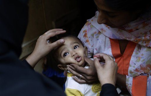 Pakistan Halts Polio Effort After 8 Killings in 2 Days