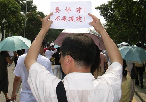 Chinese Use Texting to Keep Protest Alive