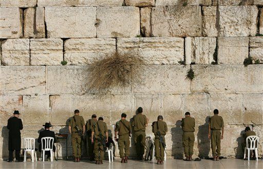 Guard Kills Israeli at Western Wall