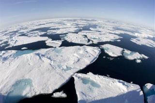 20 Tourists Stuck on Drifting Arctic Ice Floe