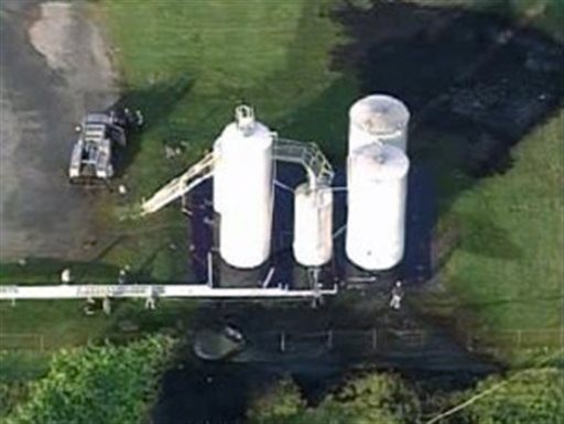 10K-Gallon Oil Tank Explodes, Kills Man