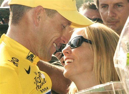 Lance Armstrong Doped in Front of Sheryl Crow: Book