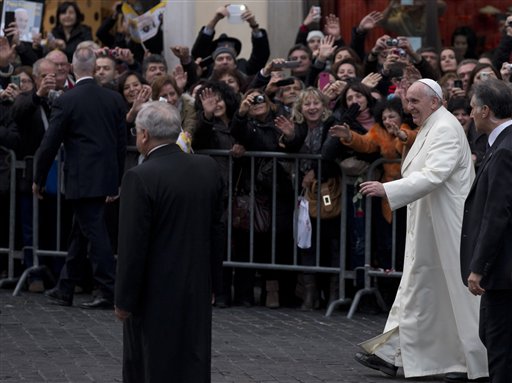 Francis Crashes Posh Rome District, Prays for Poor
