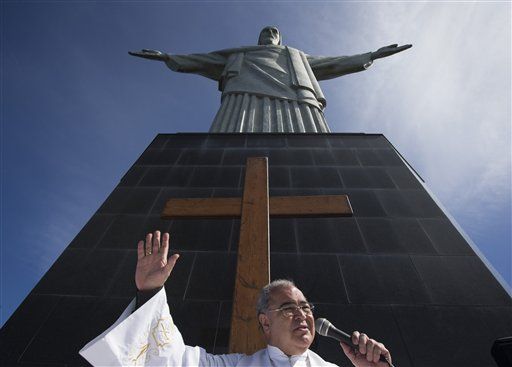 Rio's Christ Statue Chipped By Lightning