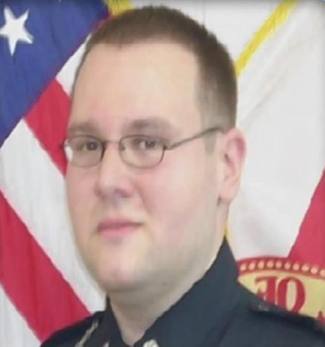 400-Pound Cop Posed as Teen Girl Online
