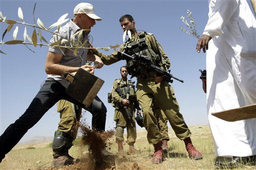 Israeli Settlers Raid Own Nation's Army Outpost