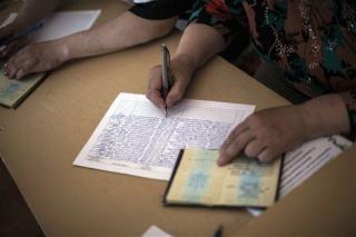 Ukraine Votes as Prez Warns of 'Step Into Abyss'