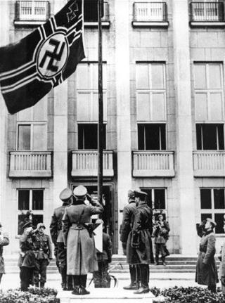 Study: Nazi Interrogator's Unlikely Tactic May Be Best