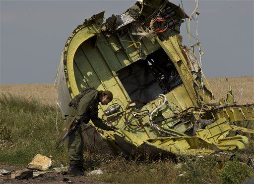 Rebels Planting Mines at MH17 Site: Ukraine