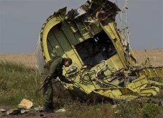 Rebels Planting Mines at MH17 Site: Ukraine
