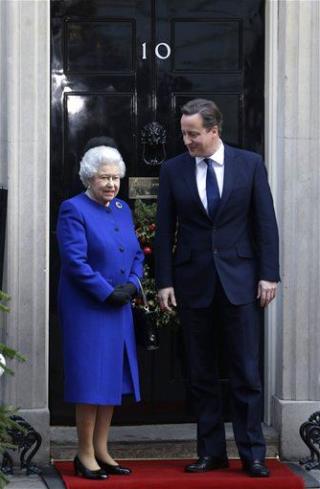 Cameron Apologizes for Saying Queen 'Purred'
