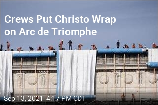 Team Carries Out Christo&#39;s Vision for Arc de Triomphe