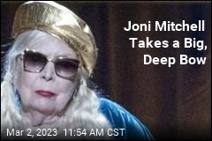 Joni Mitchell Takes a Big, Deep Bow