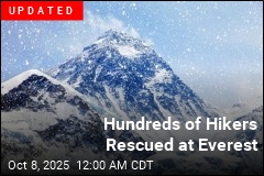 Snowstorm Traps Hundreds on Everest